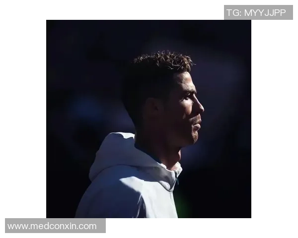 足球明星头像下的帅气男孩展现青春活力与运动魅力 足球明星头像下的帅气男孩展现青春活力与运动魅力