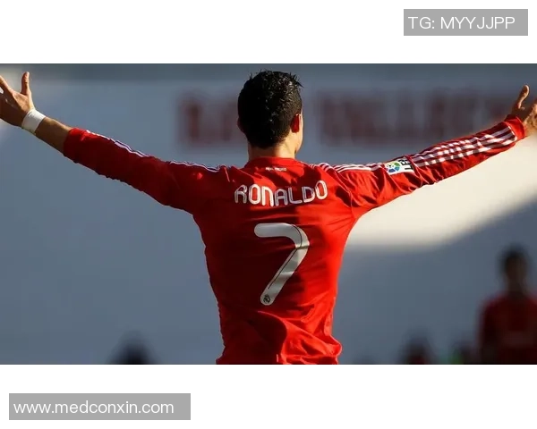 足球明星在球场上的时尚穿着风格解析与搭配技巧分享 足球明星在球场上的时尚穿着风格解析与搭配技巧分享