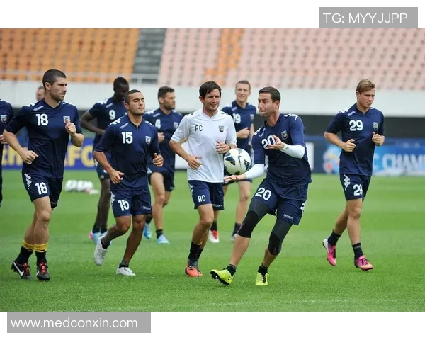 足球明星精彩投球瞬间集锦带你领略球场魅力与技巧的完美结合 足球明星精彩投球瞬间集锦带你领略球场魅力与技巧的完美结合