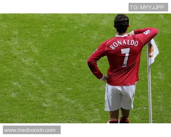 足球明星背影照片展现他们的独特魅力与奋斗历程的瞬间回顾 足球明星背影照片展现他们的独特魅力与奋斗历程的瞬间回顾